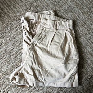 Free people khaki shorts. Never worn small size 8. Super cute!!!